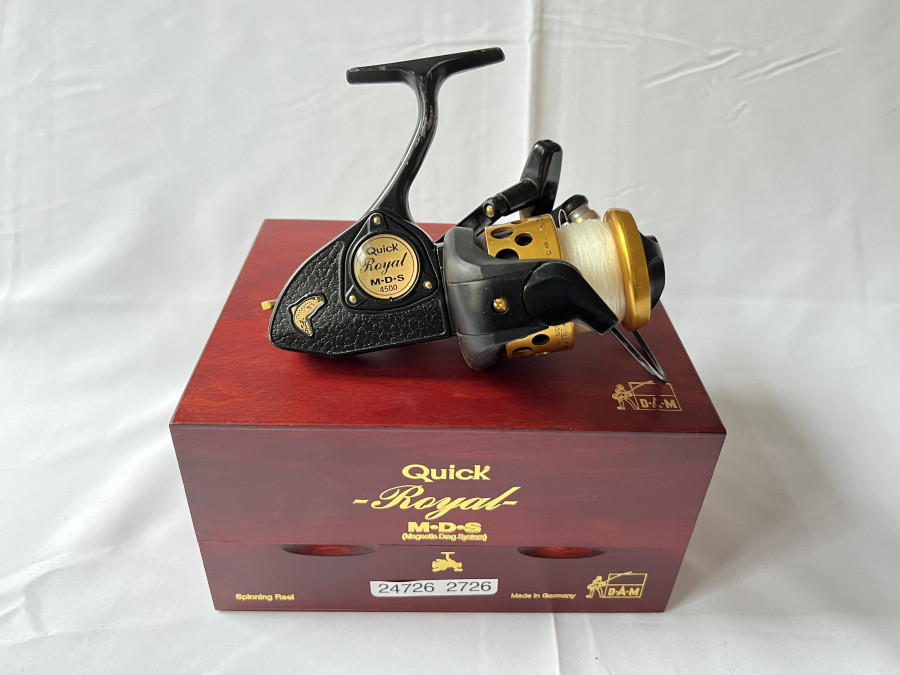 Stationärrolle, DAM Quick Royal M.D.S 4500, mit Schnur, Holzbox, Rollenbeutel, Rollenpass, Beschreibung, Gebrauchsspuren