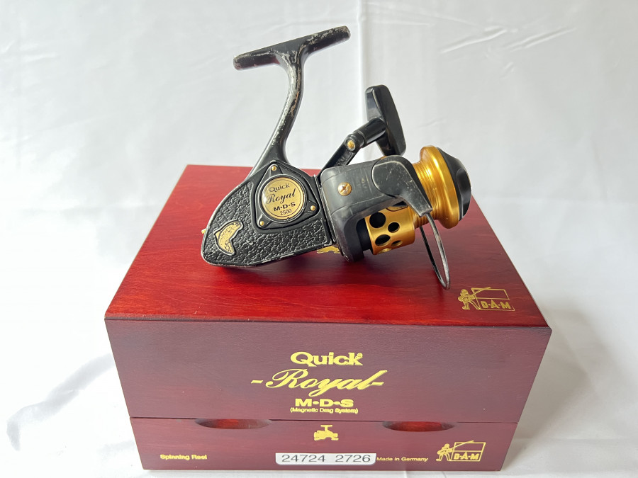 Stationärrolle, DAM Quick Royal M.D.S 2500, mit Holzbox, Rollenbeutel, Rollenpass, Gebrauchsspuren