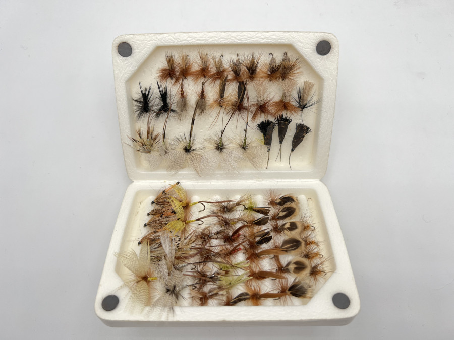 2 Fliegenboxen: Wheatley mit kleinen Schild Hardy Bros. und 100 Nassfliegen und Kunststoffbox von Orvis mit 60 Trocken- und Nassfliegen