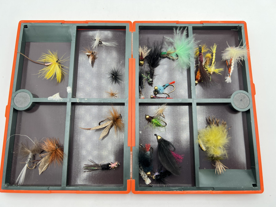 2 Fliegenboxen: The Loch Leven Eyed Fly Box 30 Nass- und Trockenfliegen und Kunststoffbox Boo, magnetisch, mit 30 Trockenfliegen und Nymphen