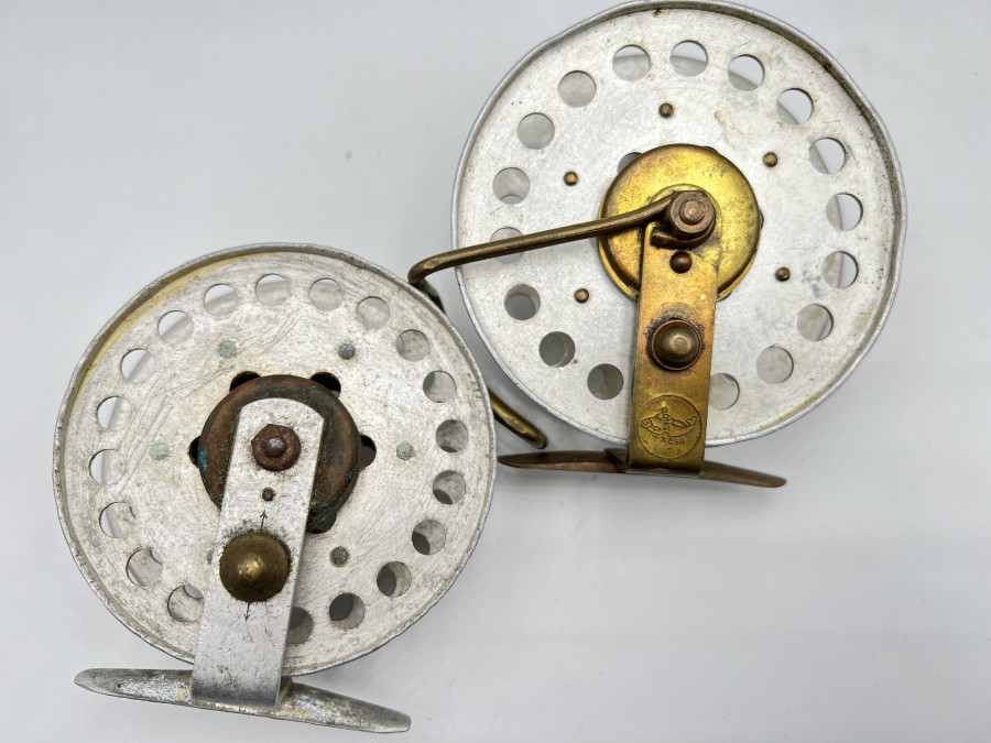 2 Vintageangelrollen, Centerpin Rousek CSR, Linkshand, ausschaltbare Knarre, 110mm Rollendurchmesser, 40mm Rollenbreite und ein kleines Modell, ungemarkt, 98 mm Rollendruchmesser, 32mm Rollenbreite, starke Gebrauchsspurenn