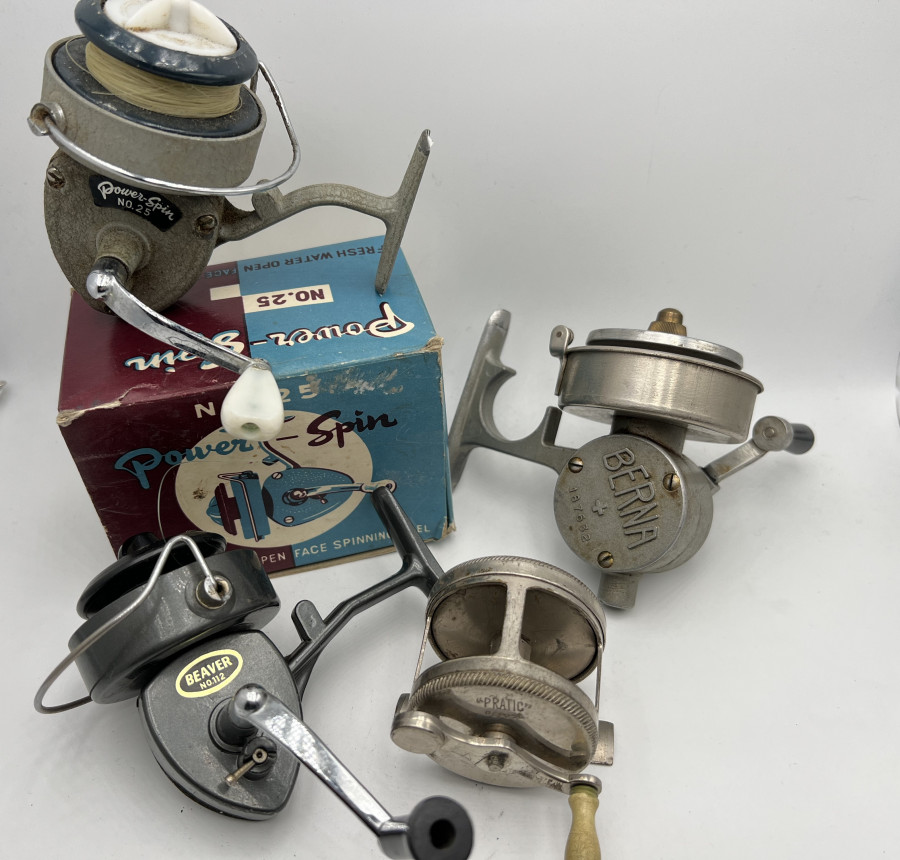 3 kleine Stationärrollen: Beaver No. 112, Made in Japan, Power Spin No. 25, Japan, Berna + 167632 und 1 Multirolle Pratic Depose, ausschaltbar Knarre, interessante Sammlerstücke, Gebrauchsspuren