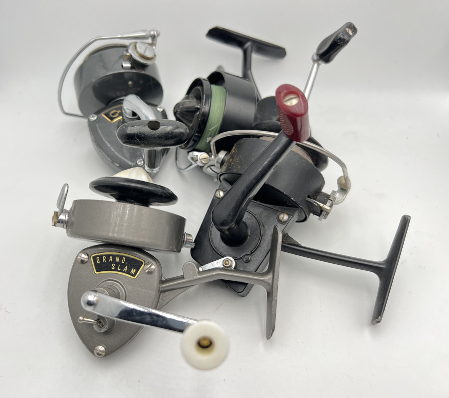 4 Stationärrollen: kleine DAM, auf Rollenfuß Made in West Germany, Mitchel 304, Karmann No. 41 und Grand Slam, Made in Japan, Fettwechsel erforderung, Gebrauchsspuren