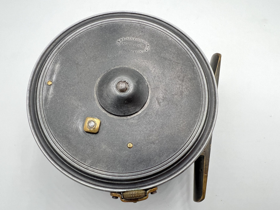 Lachsfliegenrolle, J.J.S.Walker Bampton & Co, Makers, Alnwick, Messing Rollenfuß 100mm lang, Horngriff, Rollendurchmesser 105mm, Rollenbreite 47mm, Gewicht 384 Gramm, Gebrauchsspuren