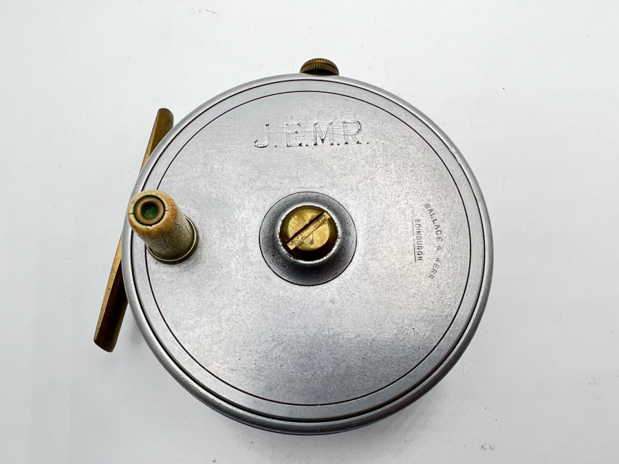 Fliegenrolle, Wallace & Kerr, Edinburgh, #6, Rechtshand, Messing Rollenfuß 67mm lang, Horngriff, Rollendurchmesser 88mm, Rollenbreite 35mm, Gewicht 240 Gramm, Gravur, Gebrauchsspuren