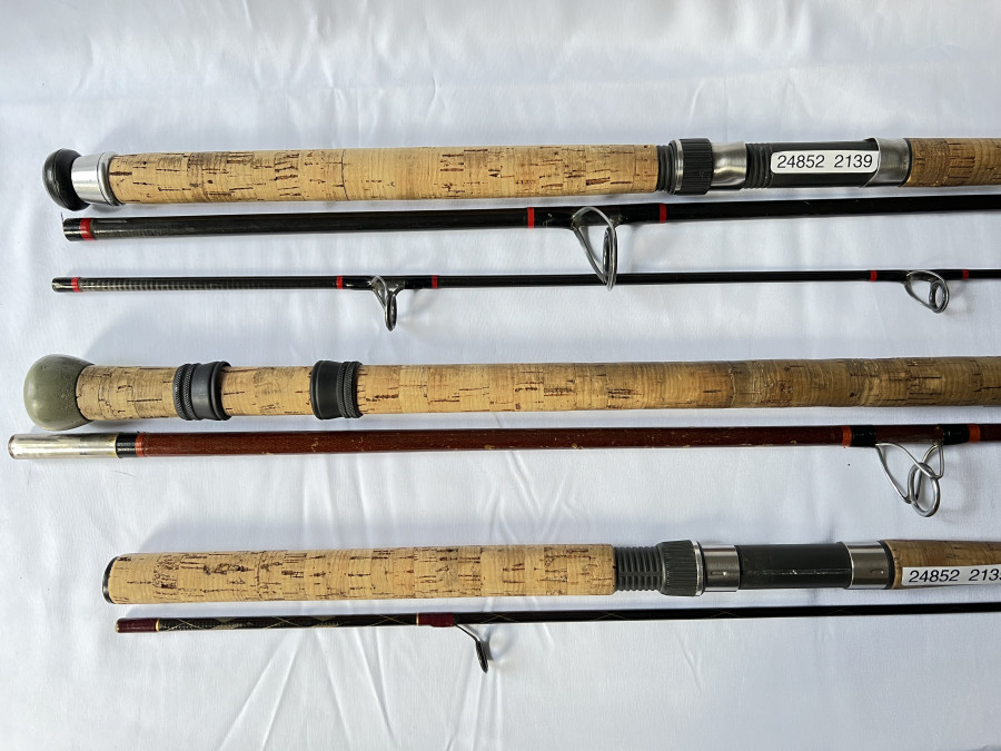3 Spinnruten: Alte Hecht- und Huchenspinnrute, Hohlglas, 2tlg., 2,40m, Spinnrute Silstar Kevlar DIA FLEX Spinning, 2tlg., 2,40m, Hecht- und Huchenspinnrute, 3tlg., 2,40m, Kohlefaser, starke Gebrauchsspuren
