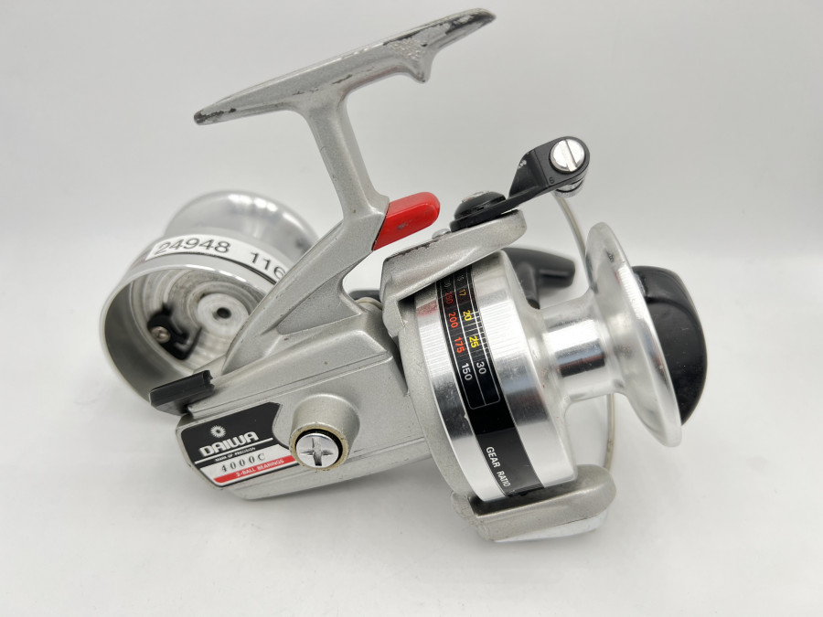 Stationärrolle, Daiwa 4000C, Reservespule, Rolle wurde überholt, Gebrauchsspuren