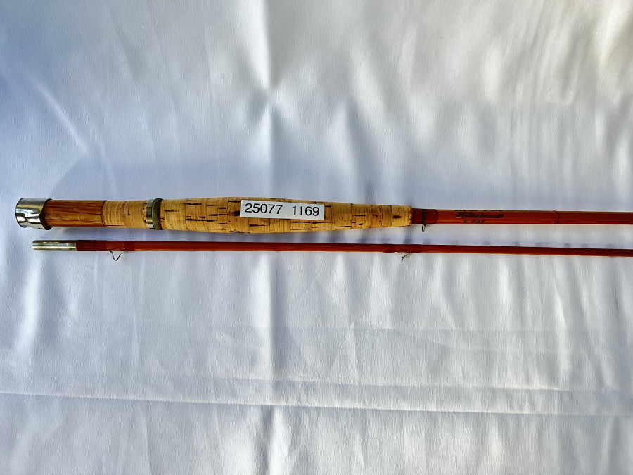 Gespliesste Fliegenrute von Udo Hildebrandt, Modell Styx, Nr. 1/29, 2tlg., 226cm, Klasse 5/6, in Original Futteral und Alu Transportrohr. Die Rute ist neuwertig und weist keinerlei Gebrauchsspuren auf, Transportlänge 1,20m