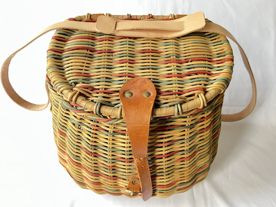 Fischkorb aus Peddigrohr, Lederberiemung, 320x230x260mm hoch, ideal für Pilzesucher, guter Zustand