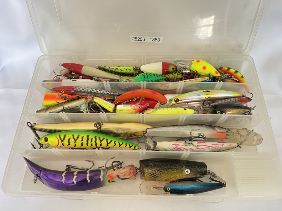 Plano Kunststoffbox mit 37 Wobblern, Kwik-Fish, DAM, Salmo, Spro, Shakespeare, Rapala, Storm, Albatros, Heddon, Cordell, Fred Arbogast,  ABU und anderen, ungefischt