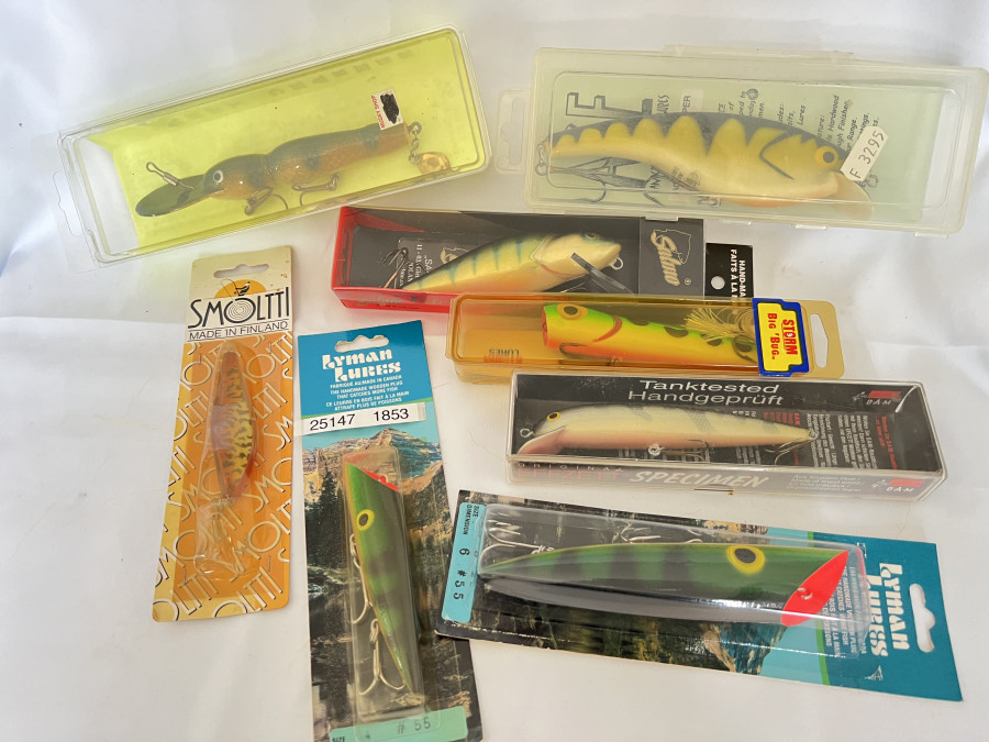 8 Köder: Ace Wobblin Flipper 152mm floating, Lyman plug size 10cm, #55, DAM Effzett Black Minnow 12cm, Storm Rattin Chug Bug 11cm, Party Crasher Crappie 15cm, Lyman plug size 15cm, #55, Smoltti spoon, 8cm, 19g, color 96, Salmo Perch floating, 12cm, alle in Originalverpackung