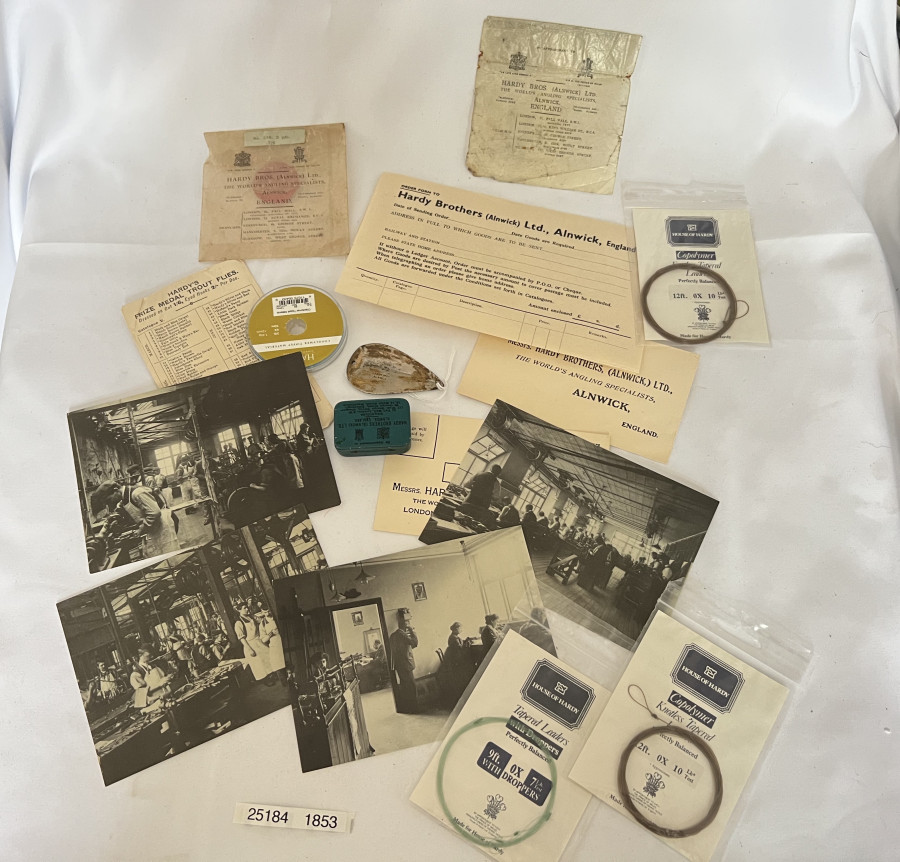 Verschiedene Artikel von Hardy: Hog Back spoon, small dark green tin, spool copolymer tippet material 3lb, 3x new copolymer leaders, 2x gut cast bags, business reply envelope, 4x new postcards, small envelope, old envelope (1930´s) for holding small items,order form