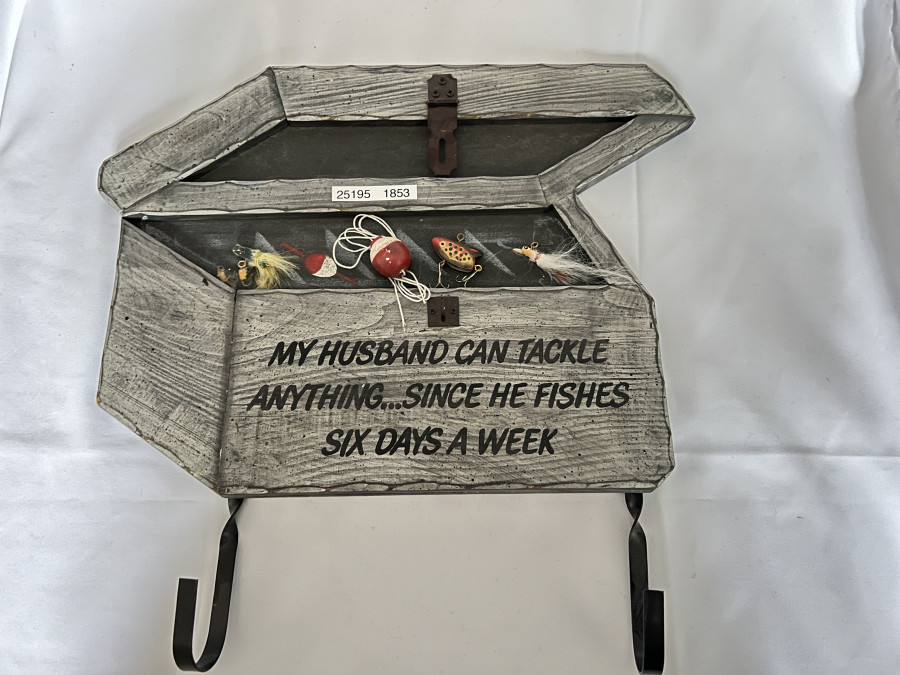 Holztafel in Form einer Angelgerätebox mit Text: My husband can tackle anything since he fishes six days a week, Grösse 380 x 360mm, neu