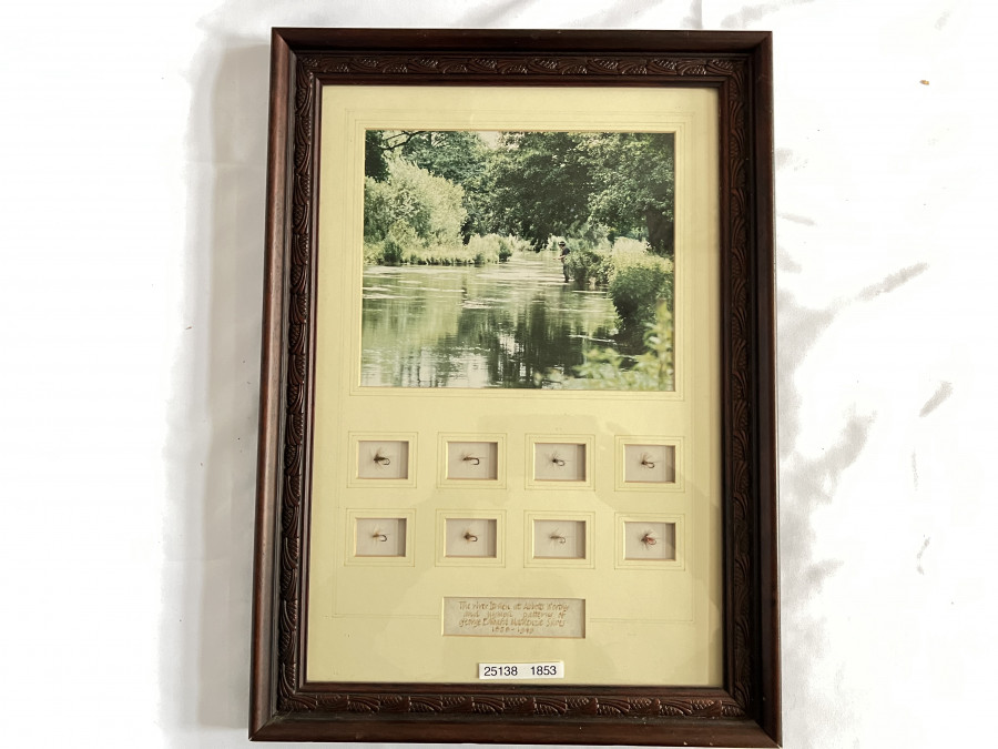 Gerahmte und verglaste Fotografie eines Anglers am River Itchen mit 8 Fliegen. Handgeschrieben: The River Itchen at Abbots Worthy and nymph pattern of George Edward McKenzie  1848-1949, 33x45,50cmSkues