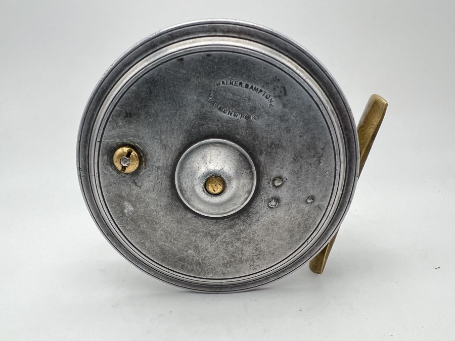 Vintage Fliegenrolle, Walker Bampton & Co Makers, Alnwick, mit leisem Klicker für Rechts- oder Linkshand, #5, Messing Rollenfuß, Horngriff, Rollendurchmesser 88mm, Rollenbreite 30mm, Gewicht 148 Gramm, Leder Rollentasche, guter Zustand
