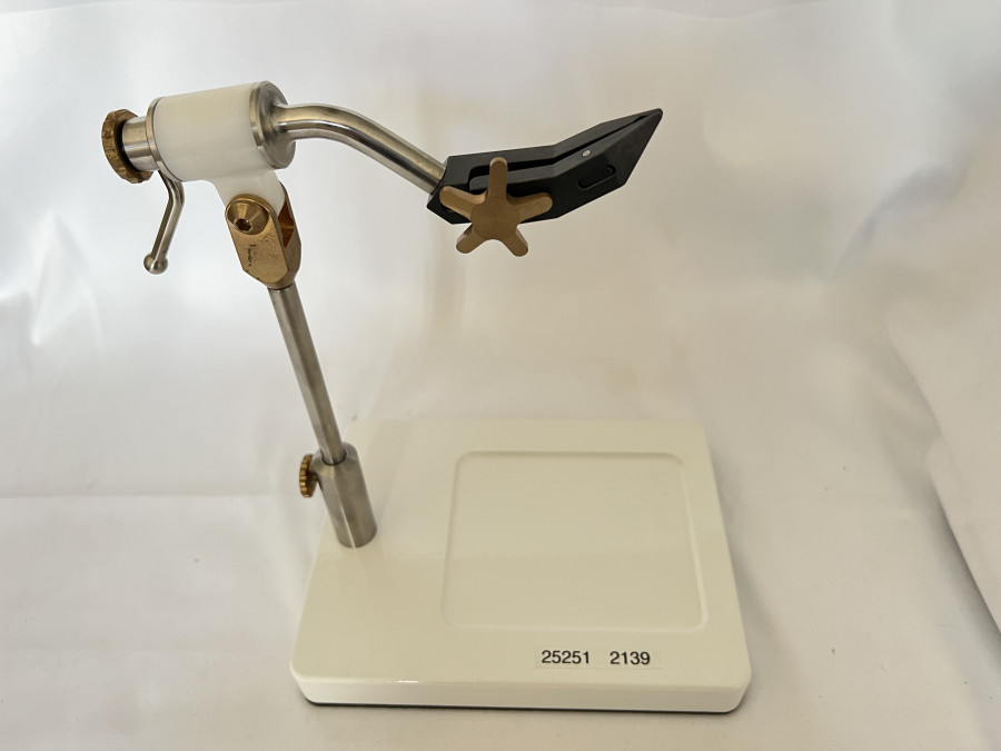 Fliegenbindestock, Nachbau eines LAW Vice, Teile aus Edelstahl, Messing, Delrin, Backen Werkzeugstahl, nitirert und Glaskugelgestrahlt, Bodenplatte Alu, weiss pulverbeschichtet, Gewicht 2,20 kg, produziert in München auf High Tech Maschinen, neu
