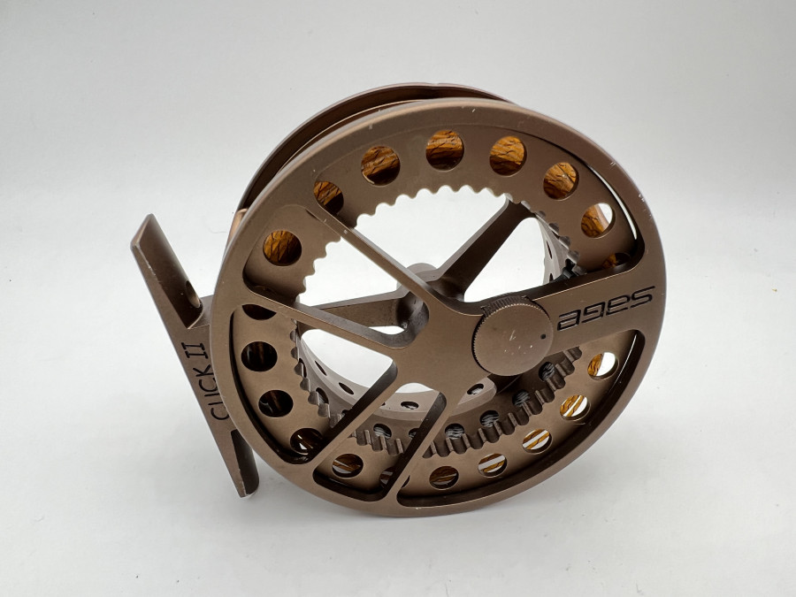 Fliegenrolle, Sage Click II, Linkshand, ausschaltbare leise Knarre, Rollendurchmesser 80mm, Rollenbreite 30mm Gewicht 75 Gramm, mit neuer Seidenschnur von Auver a Soie Peche a Soie, SP00122, 4,90 Gramm, Neoprene Rollentasche, neu