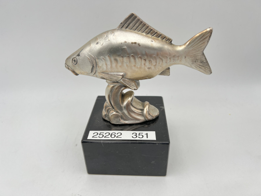 Bronzefisch, Karpfen, versilbert120mm, auf Stein