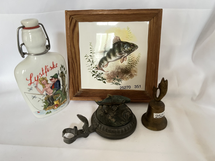 Konvolut: Flachmann Lystfiske, Zinndeckel für Bierkrug, kleine Glocke mit Fischmotiv, Fliese gerahmt