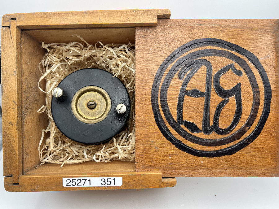 Vintage Rolle, Trias Markierung AS, Messingfuß, Bakelit, ausschaltbare Knarre, Rollendurchmesser 82mm, Rollenbreite 42mm, in Holzbox, Rolle wurde repariert