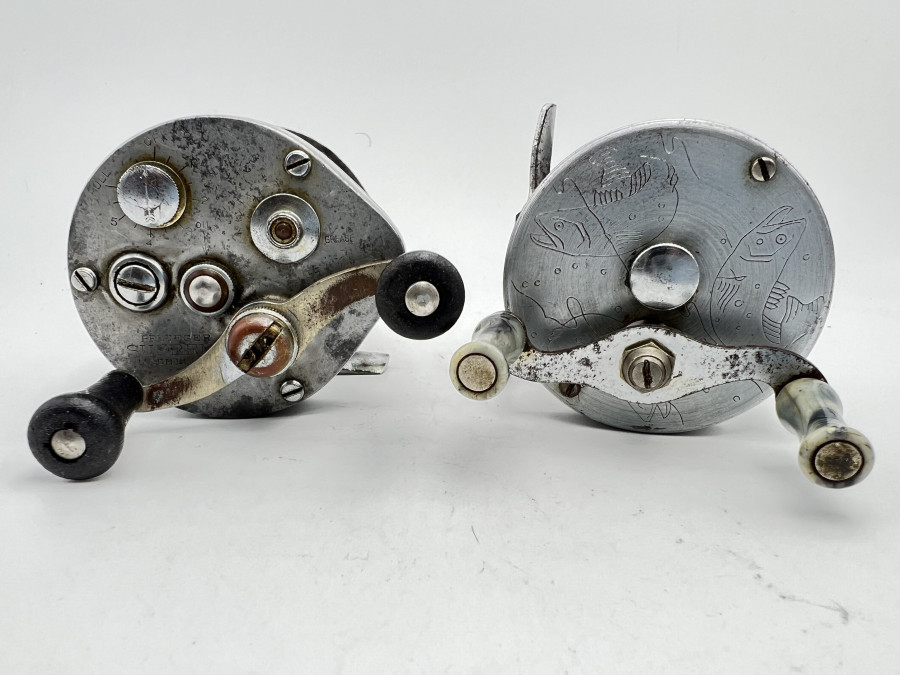2 Vintage Multirollen: Pflüger Supreme, Made in USA und eine ungemarkte Rolle, ausschaltbare Knarre, Gebrauchsspuren