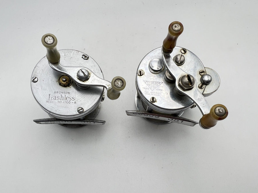 2 Vintage Multirollen: Pflüger Akron, Trade Mark No. 1893 L, Made in USA und Bronson Lashless Model No. 1700 - A, ausschaltbare Knarre, Gebrauchsspuren