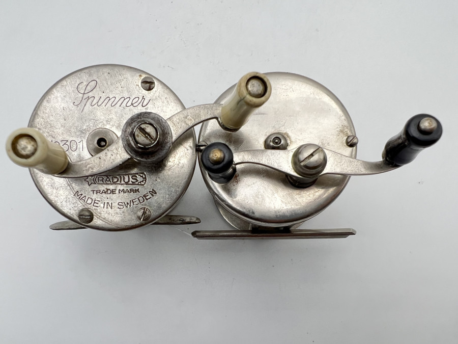 2 Multirollen: Spinner No. 301 Radius Trade Mark, Made in Sweden, Rollendurchmesser 58mm und eine kleine ungemarkte Multirolle, Rollendurchmesser 55m, ausschaltbare Knarre, Gebrauchsspuren