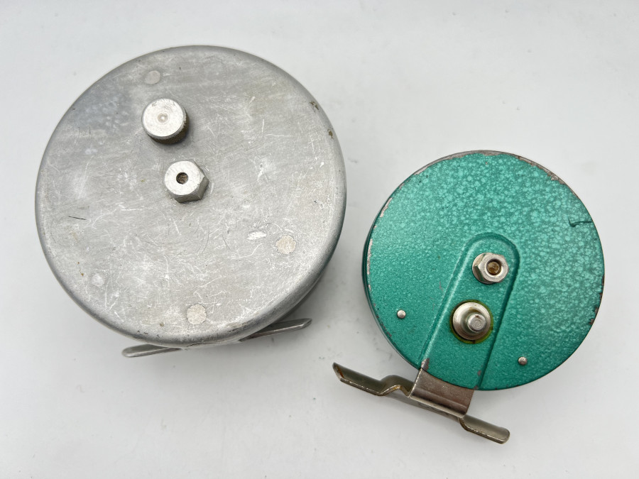 2 Spinn- und Grundrollen, Alu/Metall, ausschaltbare Knarre, 75 und 100mm Rollendurchmesser, keine Markung, Gebrauchsspuren