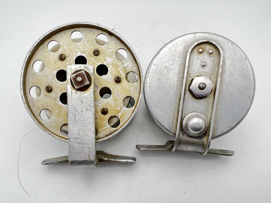 2 Spinn- und Grundrollen, Alu, ohne Markung, 65 und 80mm Rollendurchmesser, Gebrauchsspuren