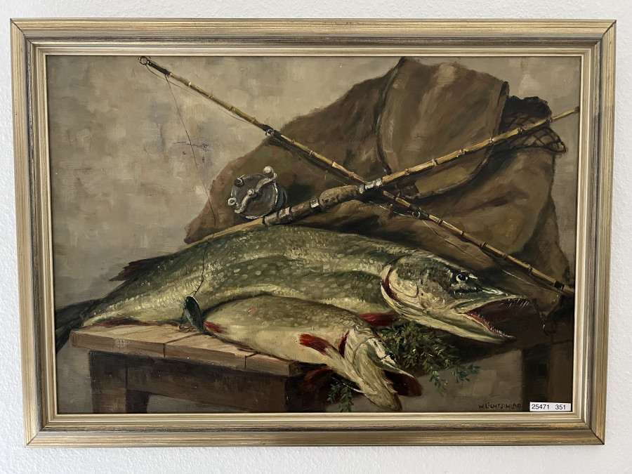 Ölbild von W. Lindschlag, 2 Hechte, Angelgerät und Rucksack, 770x550 Rahmengrösse