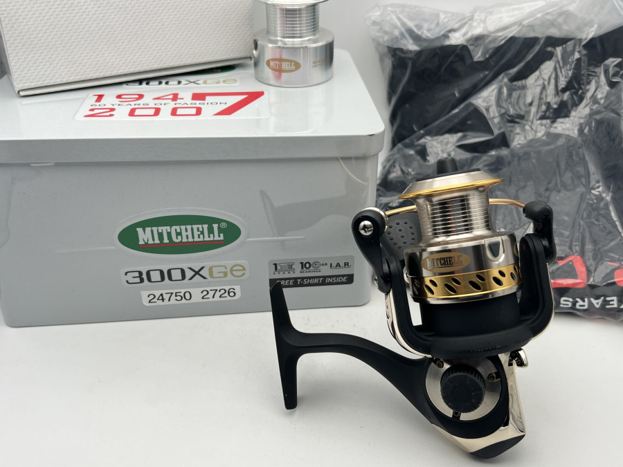 Stationärolle, Mitchell 300XGe, 1947 60 Years of Passion 2007, Originalverpackt in Karton und Blechdose, mit T-Short, neu