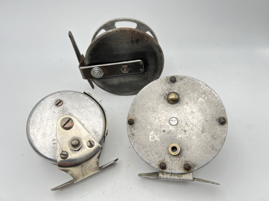 3 Vintage Angelrollen: Alu, 75mm Rollendurchmesser, 28mm Rollenbreite, ungemarkte Rolle, 78mm Rollendurchmesser, 32mm Rollenbreite und mit Phil 549 gemakrte Rolle, 60mm rollendurchmesser, 30mm Rollenbreite, Gebrauchsspuren