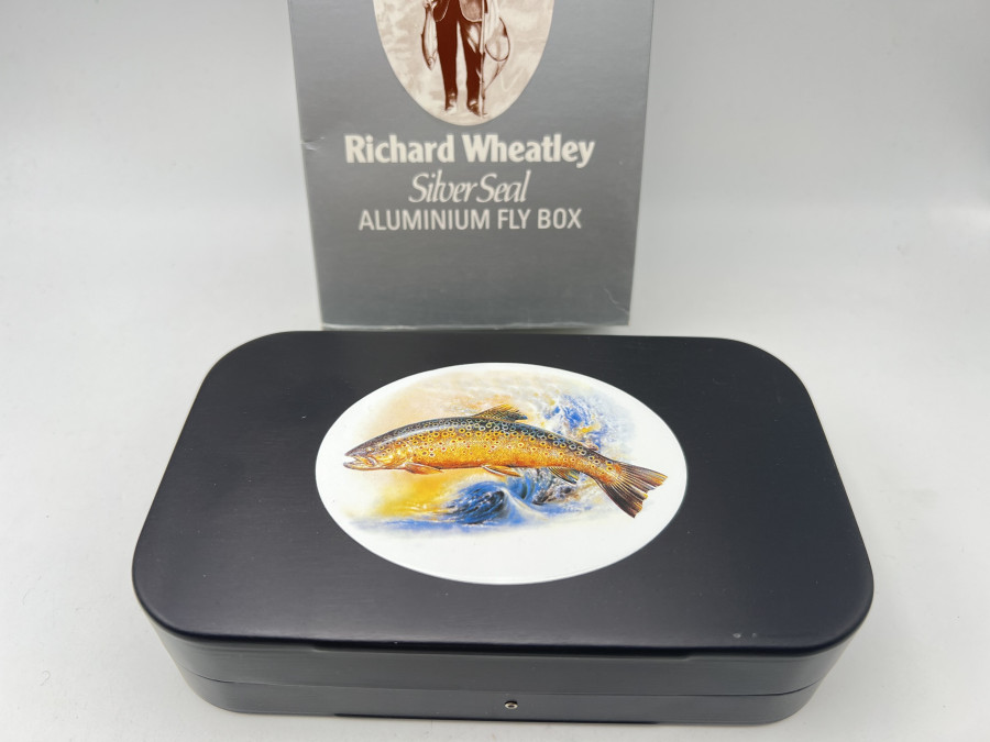 Fliegendose, Richard Wheatley, Aluminium, mit Bild einer Bachforelle, 155x90x35mm, mit gerippter  Schaumstoffeinlage, neu