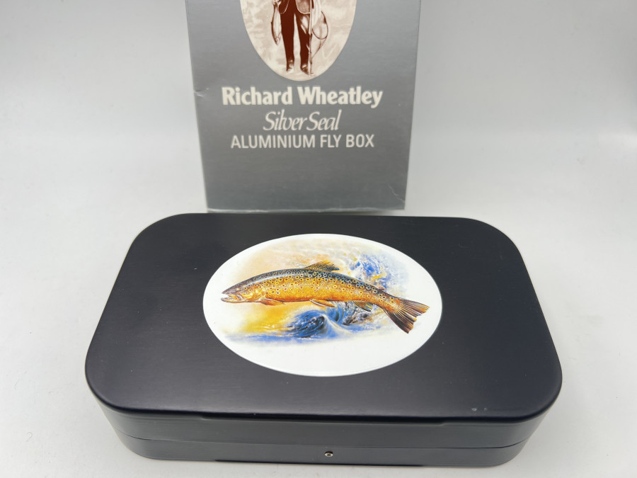 Fliegendose, Richard Wheatley, Alu, mit Bild einer Bachforelle, 155x90x35mm, mit gerippter Schaumstoffeinlage, neu