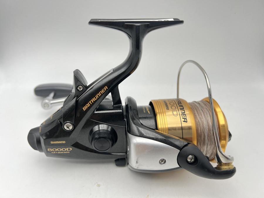 Stationärrolle Shimano Baitrunner 8000D, Linkshand, mit geflochtener Schnur, Gebrauchsspuren