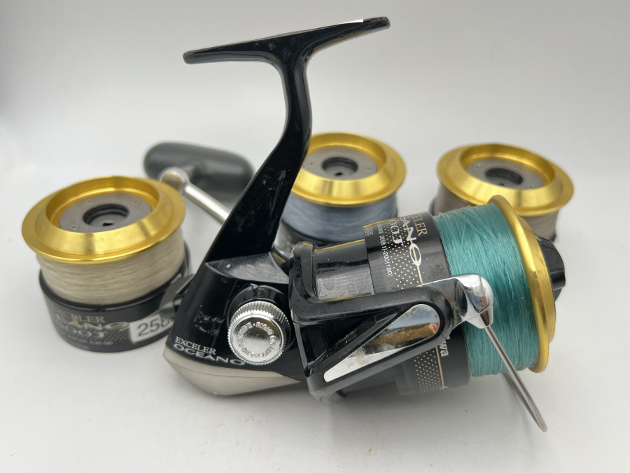 Stationärrolle Daiwa Exceller Oceano 4500 T, Linkshand, 3 Reservespulen, jeweils mit Schnur, Gebrauchsspuren