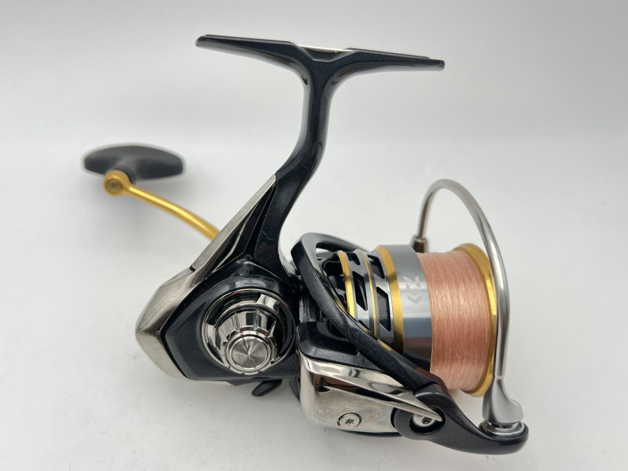 Stationärrolle Daiwa Exceller 3000D-C, Linkshand, mit Schnur, Gebrauchsspuren