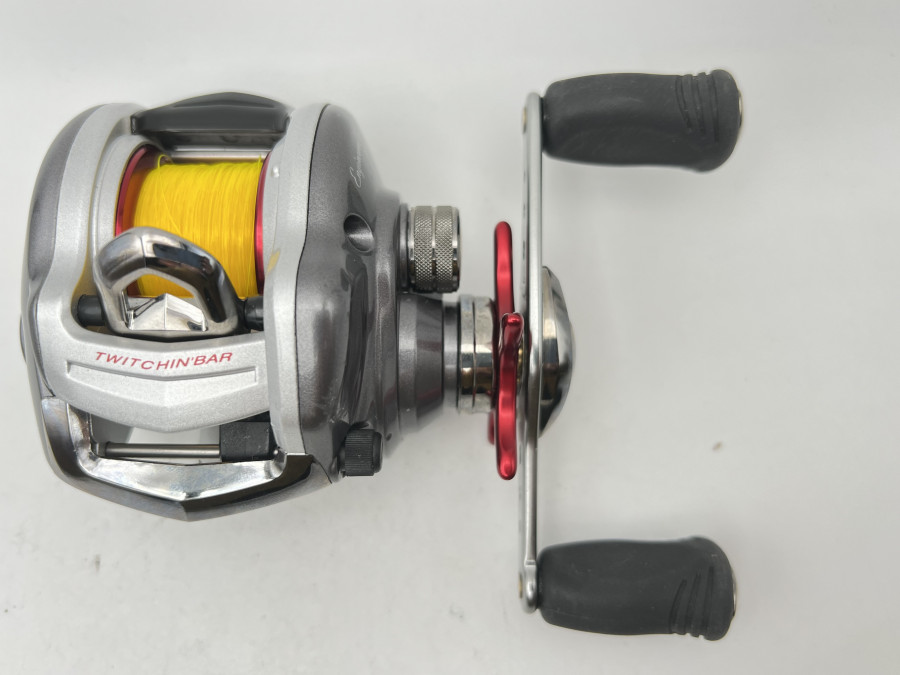 Multirolle Daiwa Megaforce Twitchin, Linkshand, mit Schnur, Gebrauchsspuren