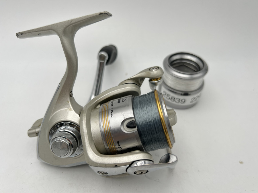 Stationärrolle Daiwa Exceller Plus1500E, Linkshand, Reservespule, jeweils mit Schnur, Gebrauchsspuren