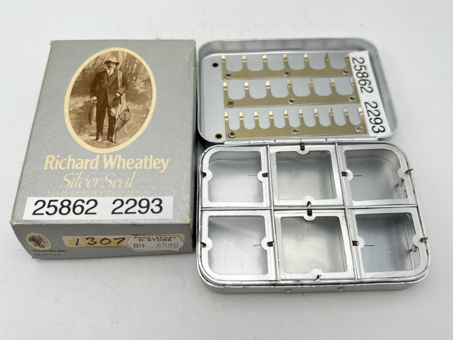 Alu Fliegenbox Richard Wheatley 1307, 6 Springdeckelfächer, 21 Halteclips, neu