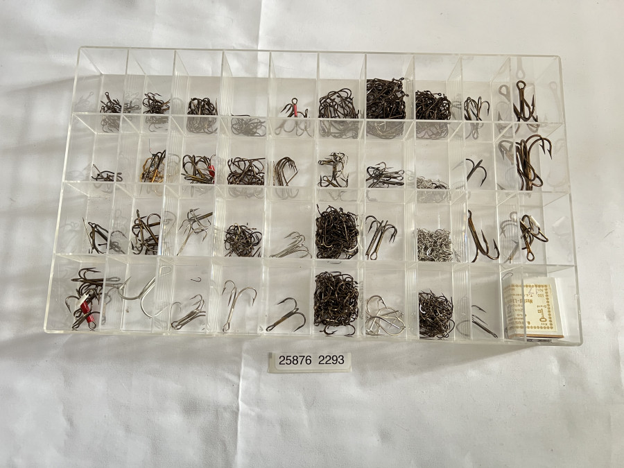 Klarsichthakenbox, Licefa, 350x205x40mm, mit einem grossen Konvolut von Angelhaken und Drillingen, Mustad