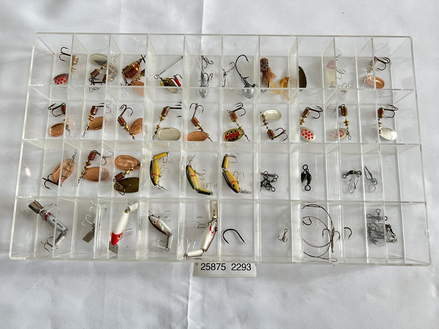 Klarsichtköderbox, Licefa, 350x205x40mm, mit 40 kleinen Wobbler, Spinner, Streamer, Haken und Wirbel