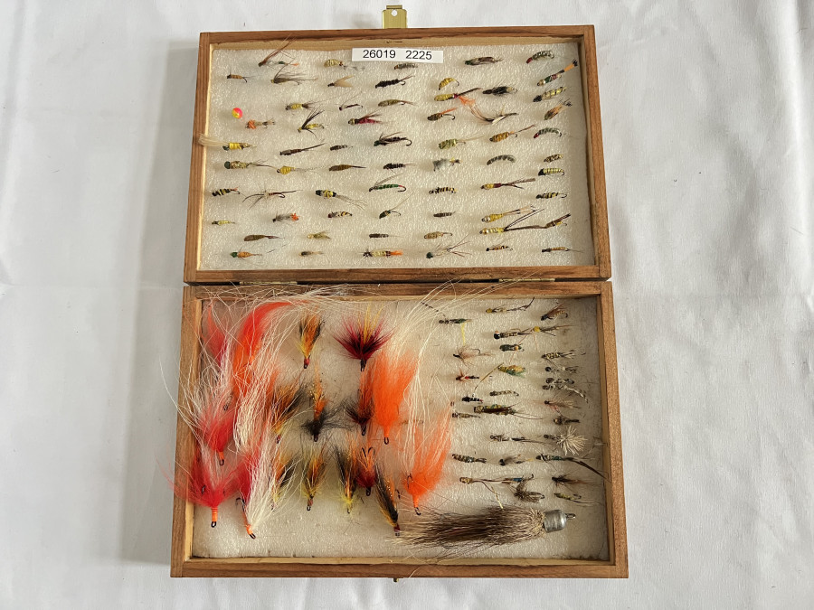 Fliegenbox, Holz, Schaumstoffeinlage, mit 108 Trockenfliegen, Nymphen, Streamern, Lachsfliegen