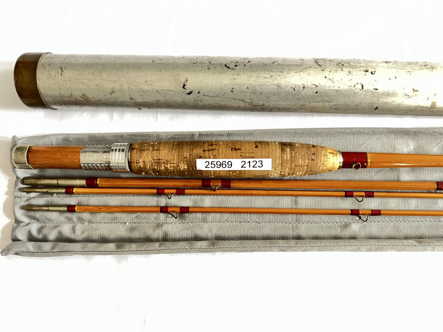Gespliesste Fliegenrute, Leonard DF 50, 3tlg., 8 Fuß, gebaut für eine #5, Reservespitze, ca. 1950 gebaut, mittelschnelle Aktion, mit Leonard Kappe aus dieser Zeit. Die Kappe ist gestempelt The Leonard Rod, H.L.Leonard Rod Co. Makers REG. U.S. Pat. Off, Futteral, Alu Transportrohr, Gebrauchsspuren, Transportlänge 900mm