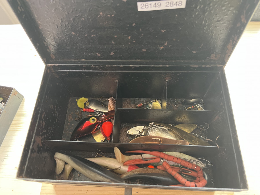 Köderbox, Blech schwarz, Gummiifischen, Huchenzopf, Wobbler, Heintz Blinker, Effzett, und vielen Spinnern