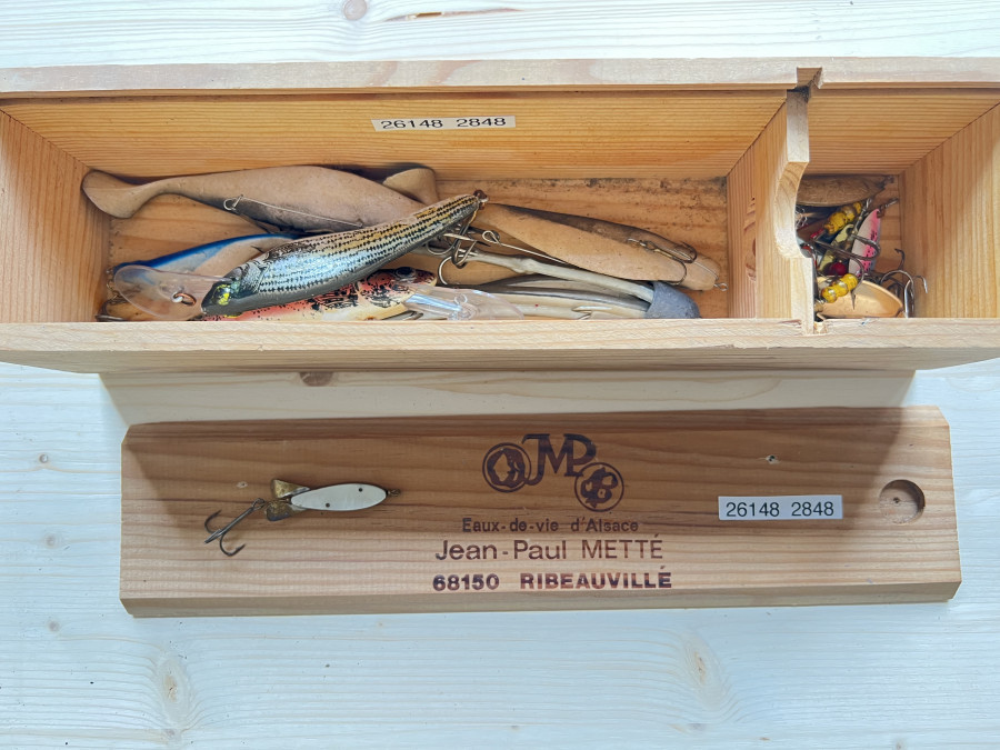 Holzbox, Gummifischen, Wobbler, Huchenzopf, Mepps Spinnern und Spinnköder, Perlmutt, 85mm Gesamtlänge, Lemax Swiss Made gemarkt