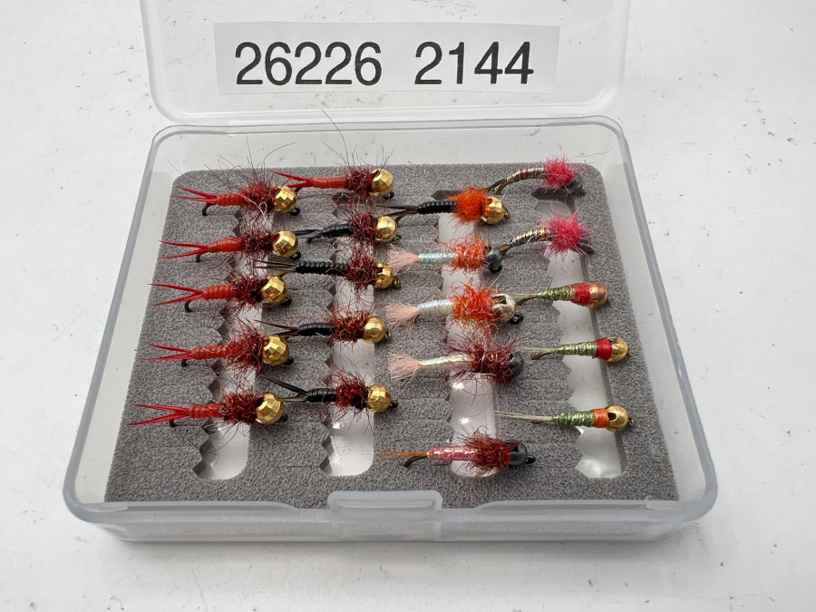 Fliegenbox, Kunststoff transparent, 70x60x15mm, geschlitzter Schaumstoff, mit 20 Tungsten Jig´s, sehr gute Qualität