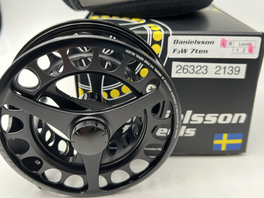 Fliegenrolle, Danielsson flyreels, F3W 7ten, Links- oder Rechtshand umstellbar, Neoprene Rollentasche, neu im Karton