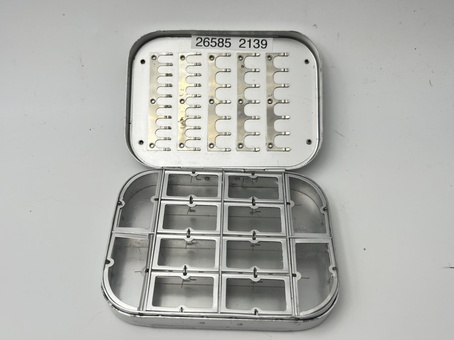 Fliegenbox, Wheatley Silmalloy Metal, 120x95x25mm, 12 Springdeckelfächer, 41 Halteclips, Gebrauchsspuren