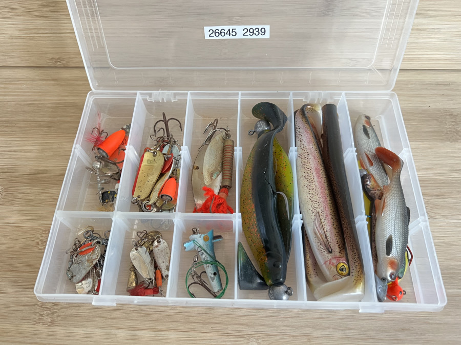 Kleinteilebox, 270x80x40mm, mit Blinkern, Löffel, Mepps Gummifischen, montierte Gummifische, neu und gebraucht